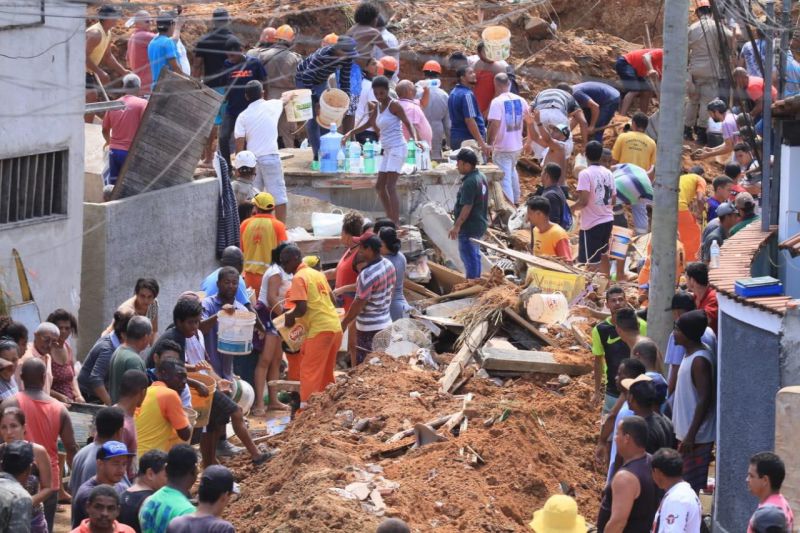 Número de mortos em deslizamento de terra no Rio de Janeiro sobe para 14