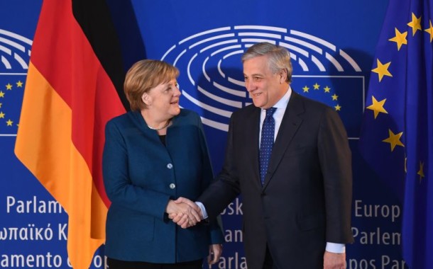 Merkel defende que UE deve trabalhar para “criar um verdadeiro exército europeu”