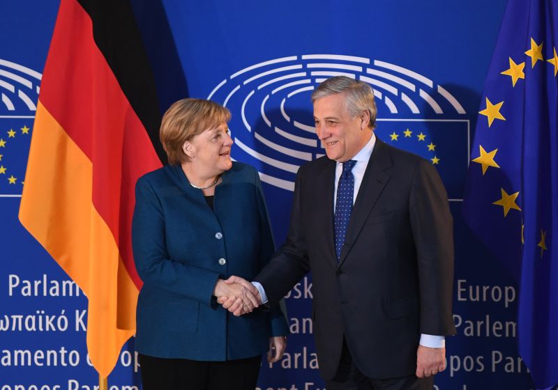 Merkel defende que UE deve trabalhar para “criar um verdadeiro exército europeu”