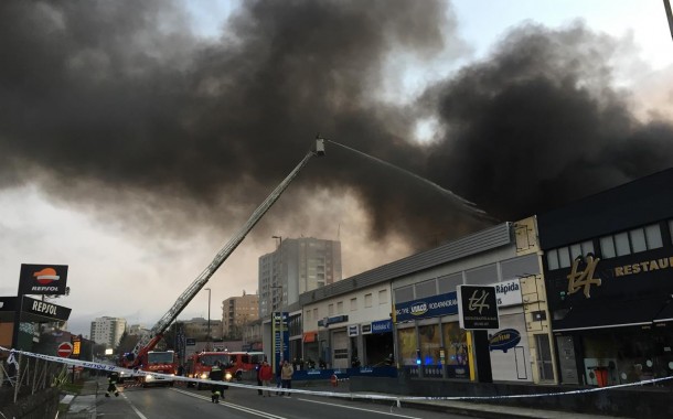 Incêndio em Braga destrói armazém de tintas e cerca de 40 carros em oficina