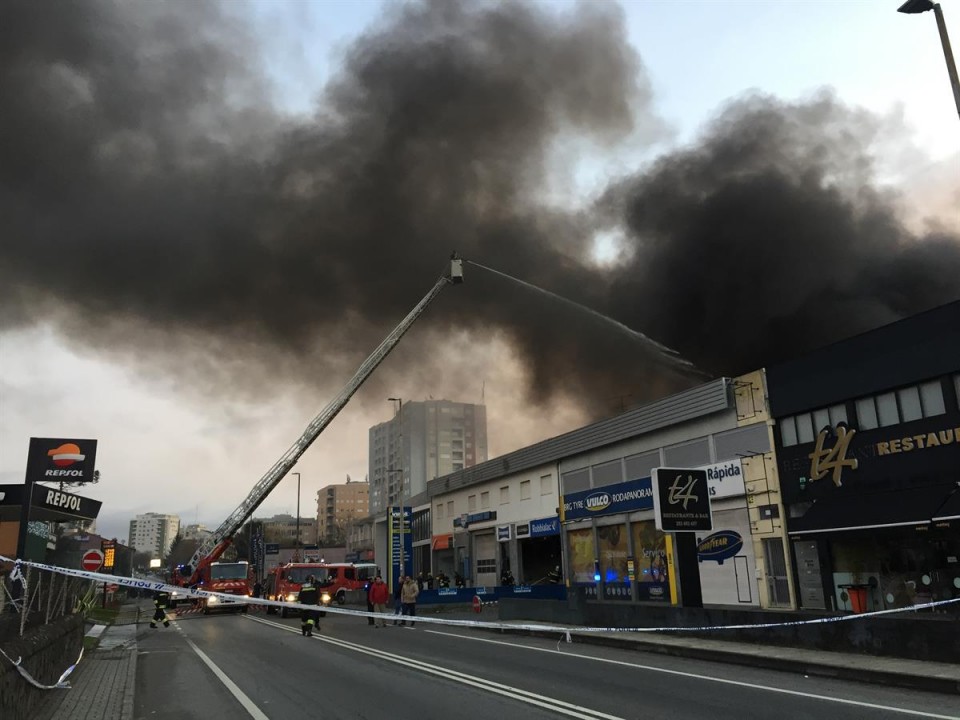 Incêndio em Braga destrói armazém de tintas e cerca de 40 carros em oficina