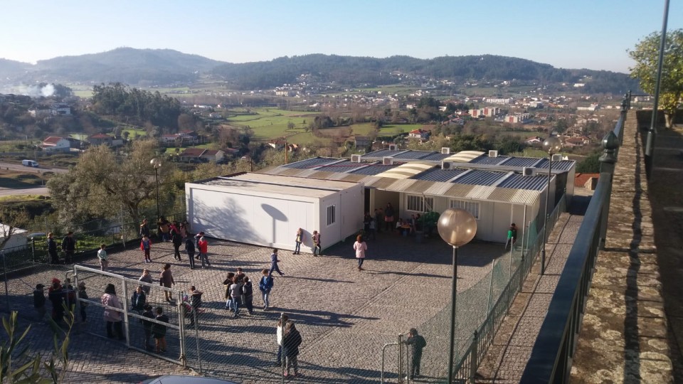 ‘Braga para Todos’ denuncia que alunos da EB1 de Esporões “voltam aos contentores”, apesar das promessas de Rio