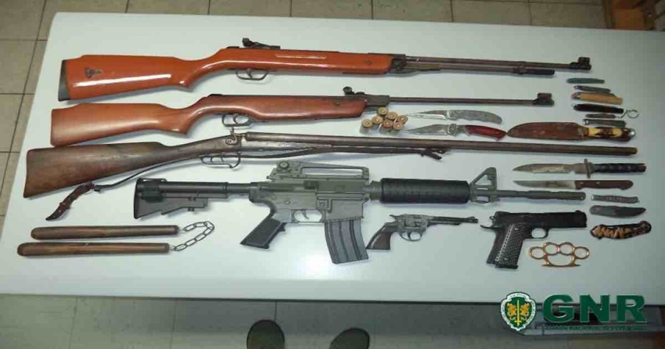 Guimarães- Jovem ameaçou outro por causa de rapariga e tinha 22 armas em casa