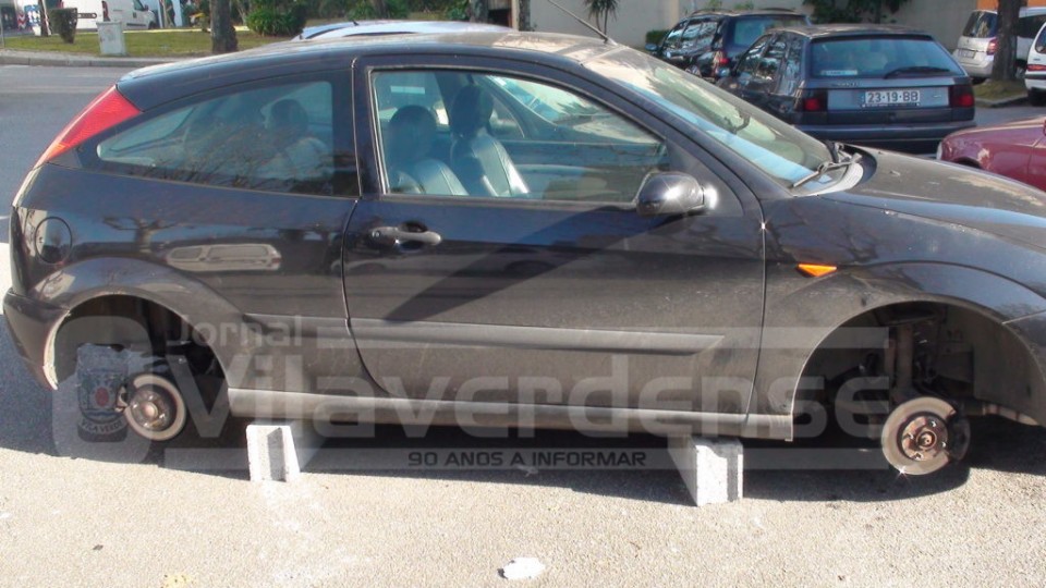 Carro ficou sem as quatro rodas em Braga