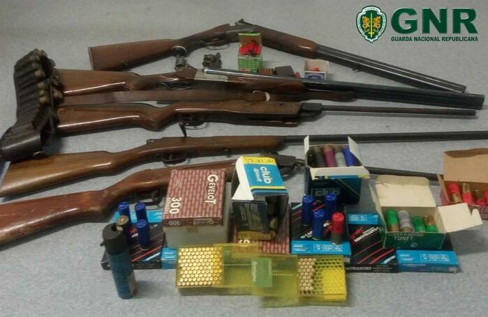 GNR apreende na Póvoa de Lanhoso 7 armas e 350 munições em caso de violência doméstica