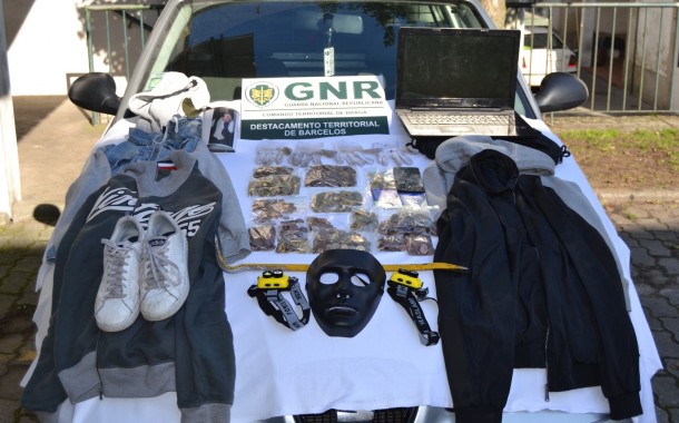 GNR de Barcelos detém dois jovens em flagrante por furto em estabelecimentos