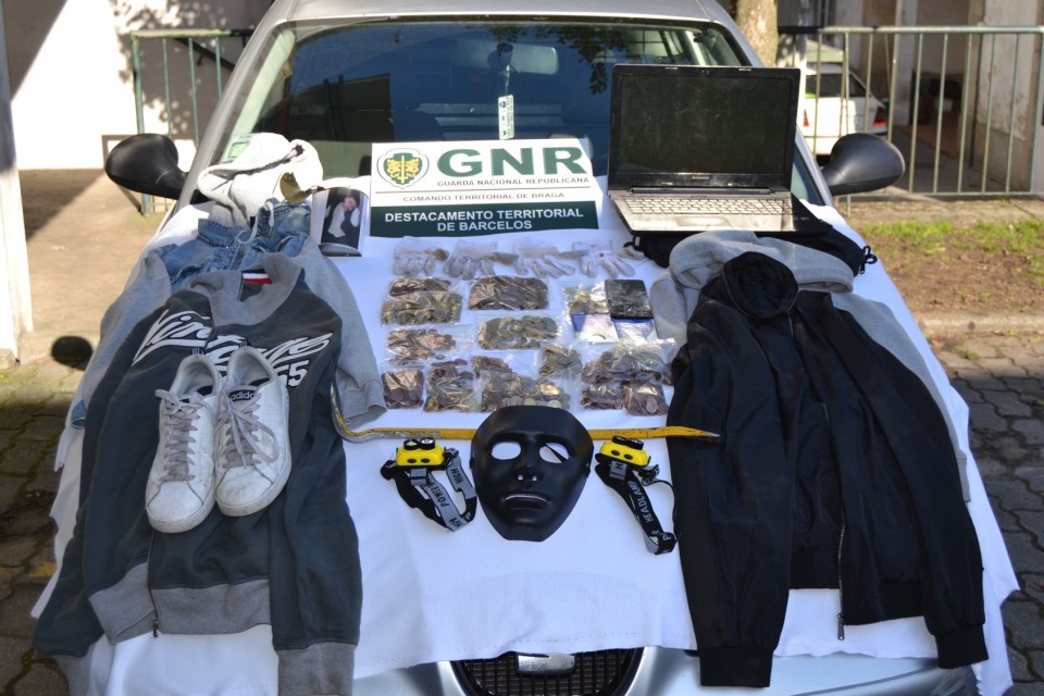 GNR de Barcelos detém dois jovens em flagrante por furto em estabelecimentos
