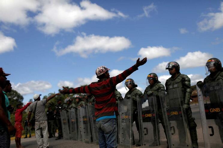 Exército da Venezuela mata duas pessoas na fronteira com o Brasil