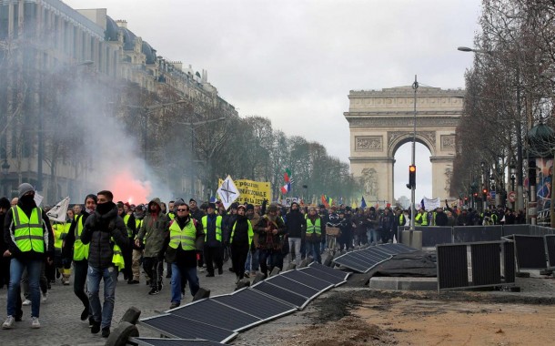 ‘Colete Amarelo’ perde uma mão durante confrontos em Paris