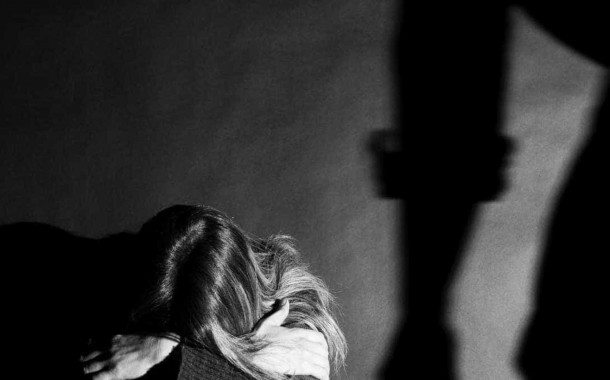PSP de Braga deteve homem suspeito de violência doméstica por agredir mulher na cara