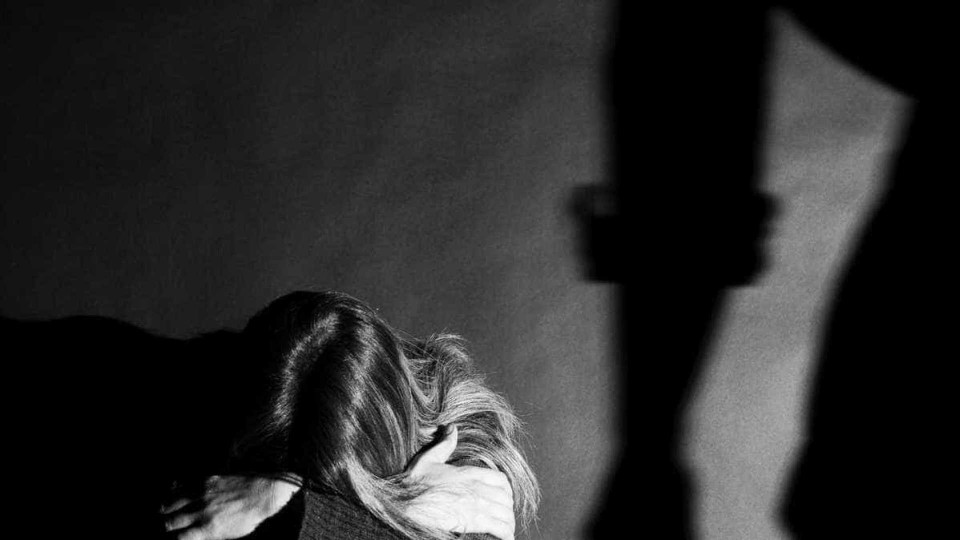 PSP de Braga deteve homem suspeito de violência doméstica por agredir mulher na cara
