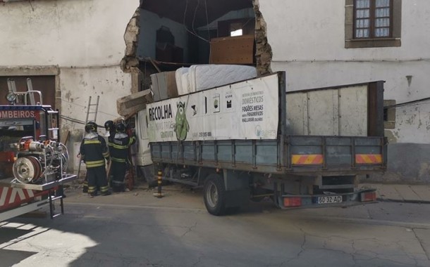 Despiste do camião da Agere faz três feridos ligeiros em Braga