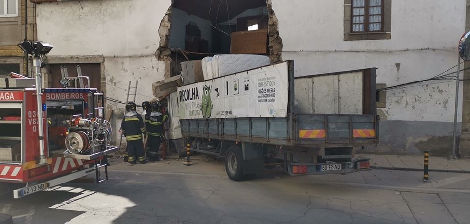 Despiste do camião da Agere faz três feridos ligeiros em Braga