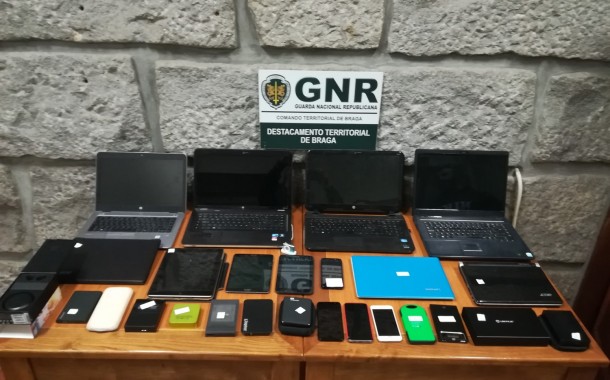 GNR de Braga detém três homens por furtos em interiores de veículos de média/alta gama