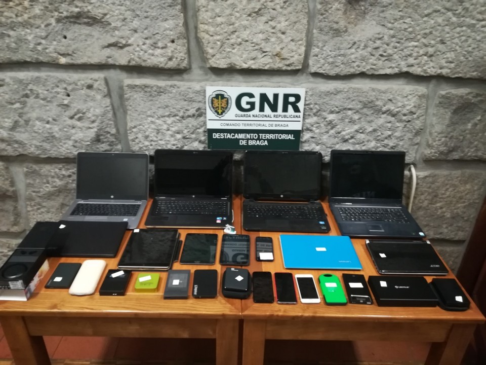 GNR de Braga detém três homens por furtos em interiores de veículos de média/alta gama