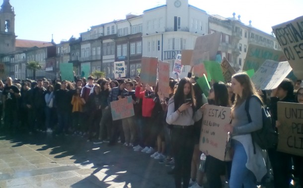 GREVE PELO CLIMA: Estudantes de Braga manifestam-se para exigir “açções concretas” para salvar o planeta