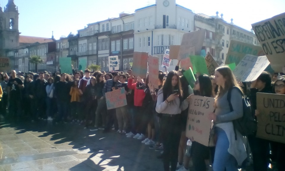 GREVE PELO CLIMA: Estudantes de Braga manifestam-se para exigir “açções concretas” para salvar o planeta