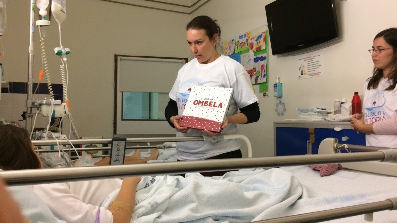 Voluntários contam histórias às crianças internadas no Hospital de Braga