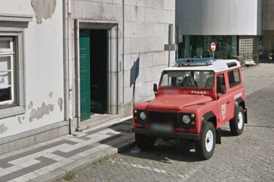 Jovem furtou jipe dos bombeiros em Braga, teve acidente na Trofa e foi detido