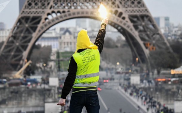 Governo francês baixa impostos após três meses de protestos dos coletes amarelos