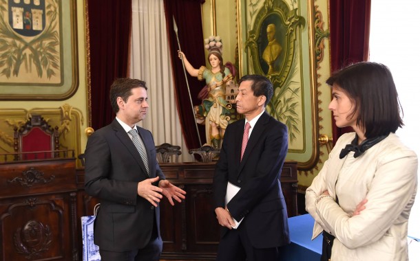 Embaixador do Japão em Braga para encontro com Ricardo Rio e palestra na Universidade do Minho