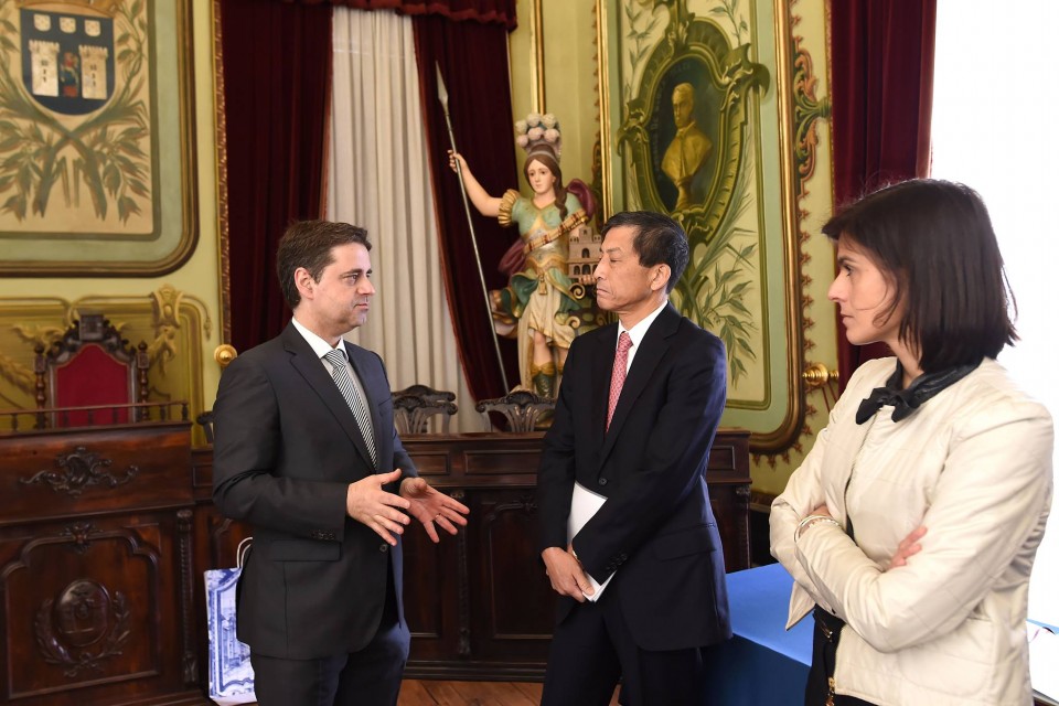 Embaixador do Japão em Braga para encontro com Ricardo Rio e palestra na Universidade do Minho