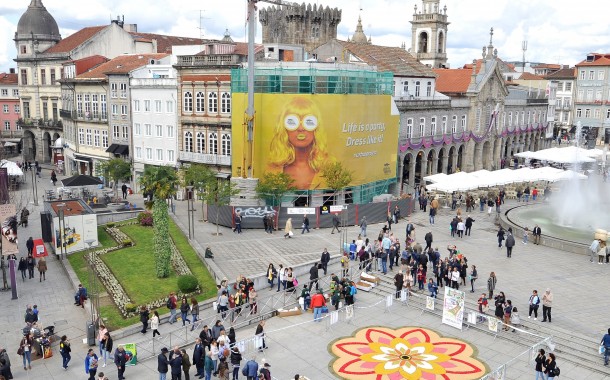 Tapete floral de Ponteareas (Galiza) dá cor à Semana Santa de Braga