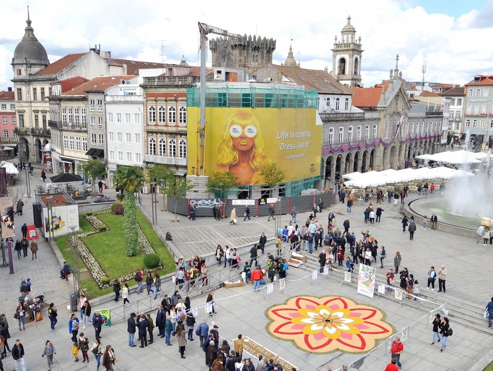 Tapete floral de Ponteareas (Galiza) dá cor à Semana Santa de Braga