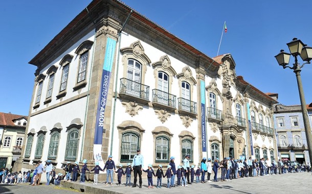 Cerca 2.500 crianças de escolas de Braga encerram ‘Mês Azul’ com cordão humano