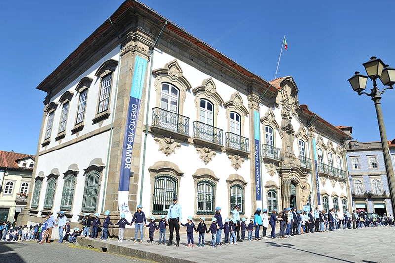 Cerca 2.500 crianças de escolas de Braga encerram ‘Mês Azul’ com cordão humano