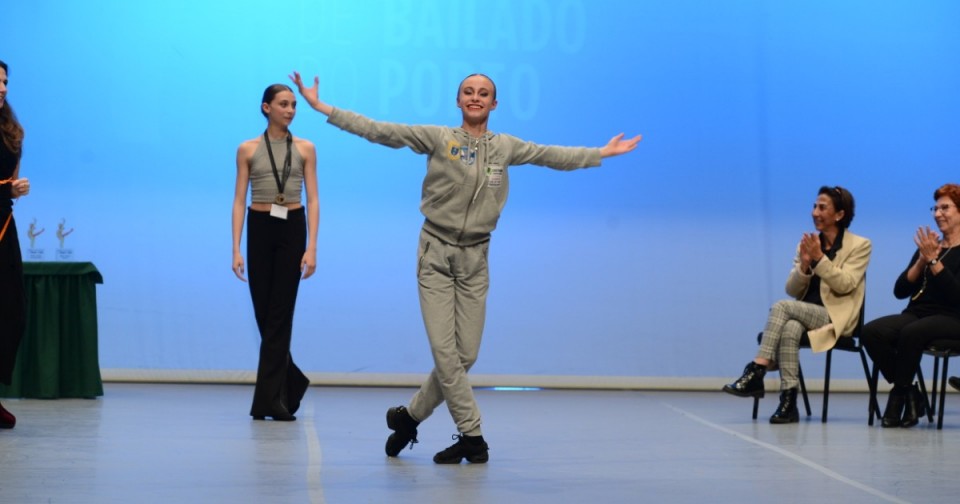 Bailarina da escola Ent’Artes distinguida como Melhor Solista Contemporâneo
