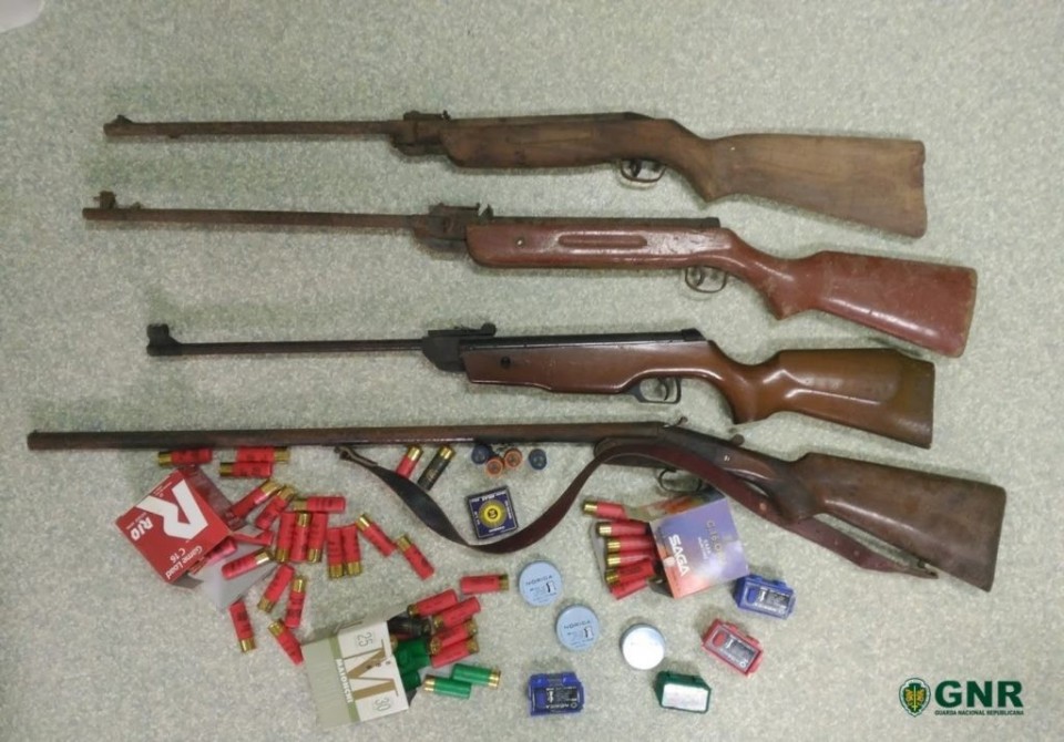 Cabeceiras de Basto: Pai e filho constituídos arguidos por posse de armas e violência doméstica