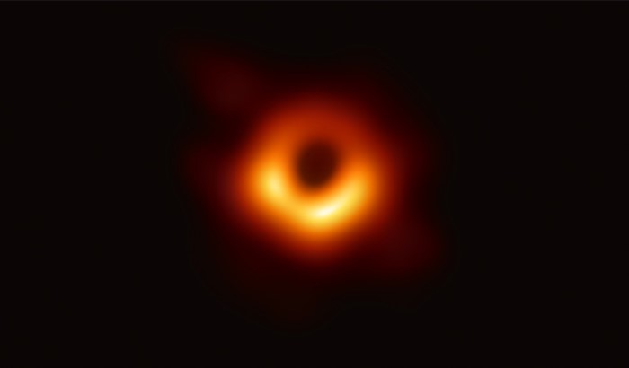 A primeira fotografia de um buraco negro, tal como Einstein sonhou