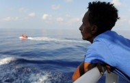 Navio com 64 migrantes preso no mar há sete dias está sem água nem comida