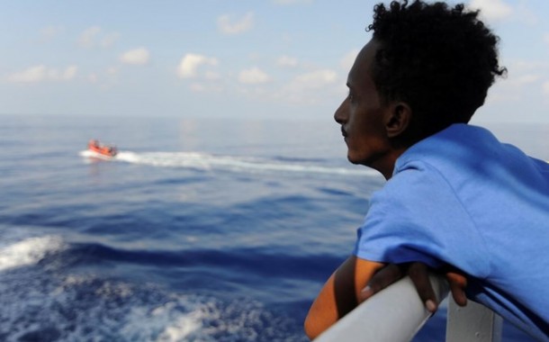 Navio com 64 migrantes preso no mar há sete dias está sem água nem comida