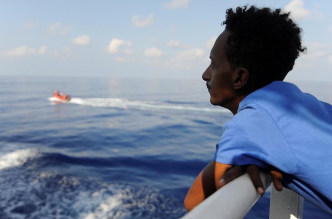 Navio com 64 migrantes preso no mar há sete dias está sem água nem comida