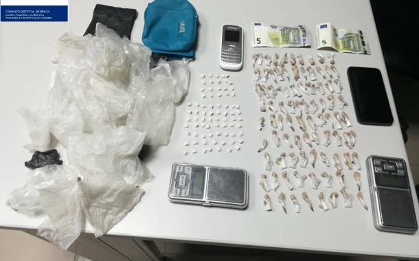 PSP de Guimarães detém dois suspeitos de trafico na posse de 270 doses de drogas duras