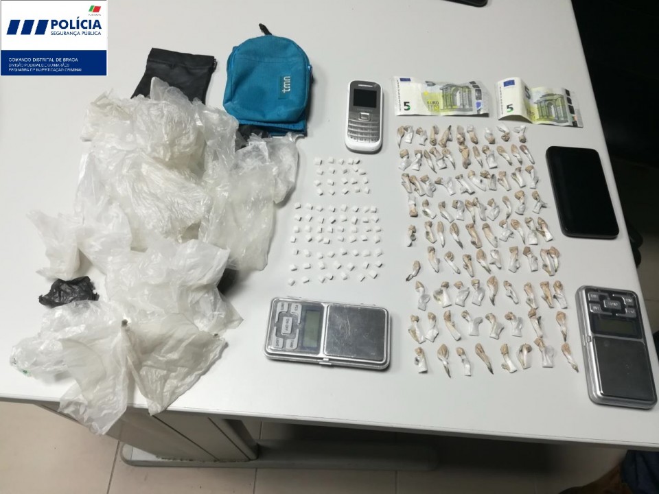 PSP de Guimarães detém dois suspeitos de trafico na posse de 270 doses de drogas duras