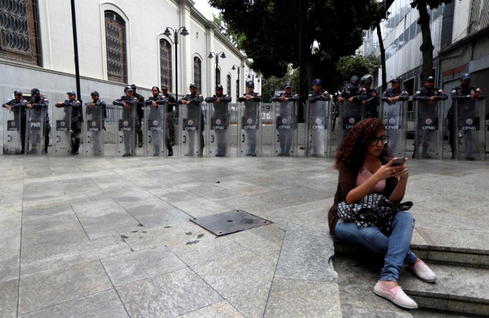 Forças Armadas cercam Assembleia Nacional da Venezuela
