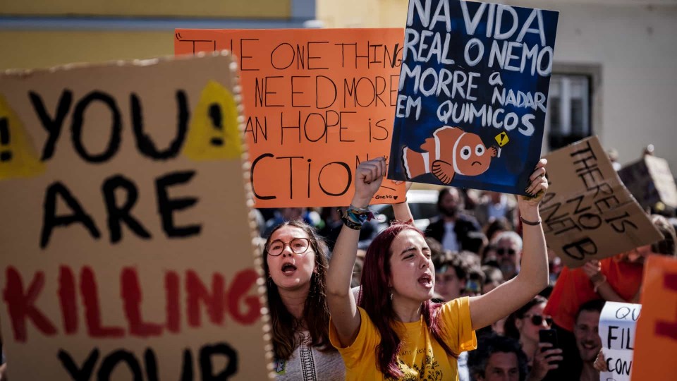 Cerca de três centenas de estudantes manifestaram-se em Braga em defesa do Planeta