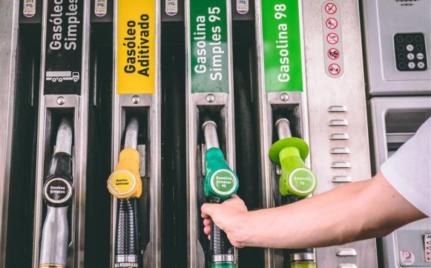 Gasolina baixa até aos 8 cêntimos e gasóleo com redução até cinco cêntimos