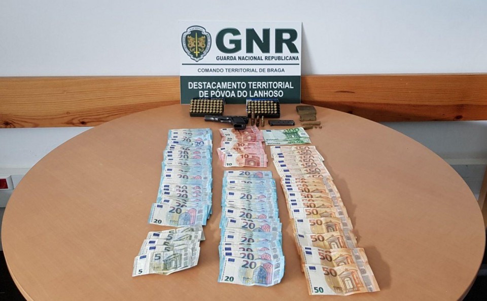 Apreensão de droga e armas leva à detenção de um homem em Amares