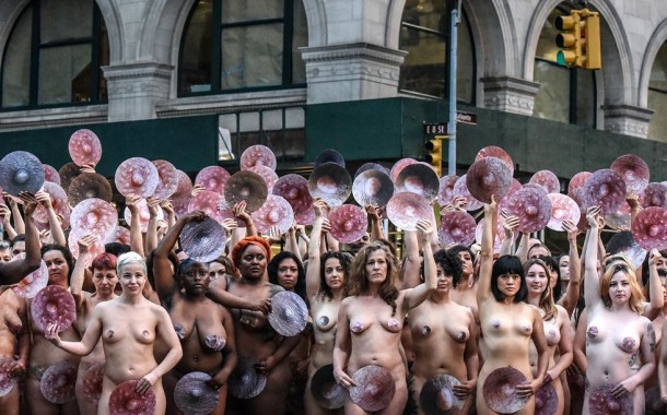 EUA: Manifestantes despem-se contra a censura do corpo feminino nas redes sociais