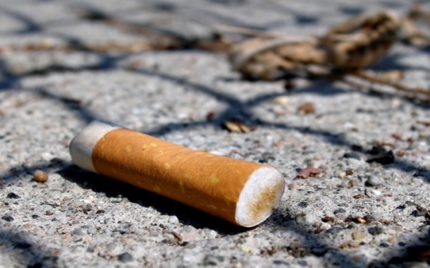 Parlamento aprova projecto de lei para punir quem atirar beatas de cigarro para o chão
