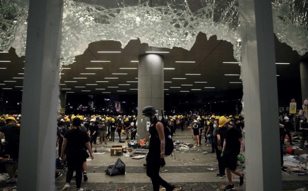 Polícia de Hong Kong dispersa manifestantes com gás lacrimogéneo