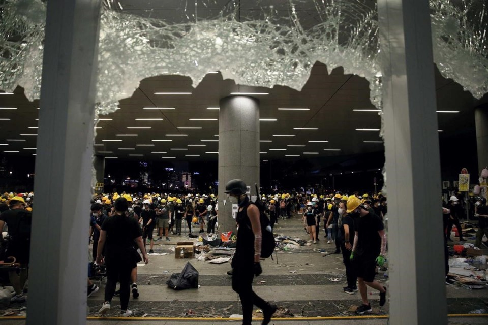 Polícia de Hong Kong dispersa manifestantes com gás lacrimogéneo