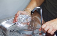 Microplásticos na água potável (ainda) não são um risco para a saúde, afirma a OMS