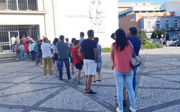 Longas filas e “desespero” todas as manhãs para aceder à Conservatória do Registo Civil de Vila Verde