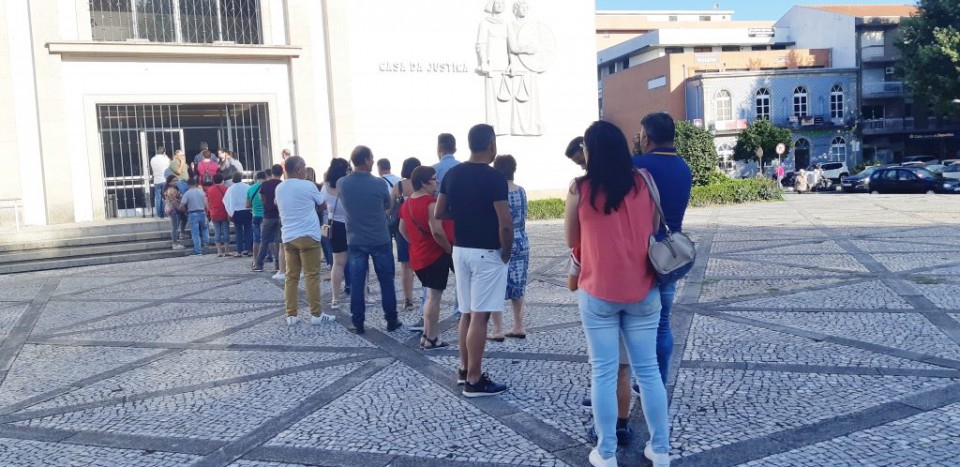 Longas filas e “desespero” todas as manhãs para aceder à Conservatória do Registo Civil de Vila Verde
