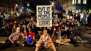 Reino Unido: Milhares nas ruas de Londres em protesto contra a decisão de Boris Johnson de suspender o Parlamento